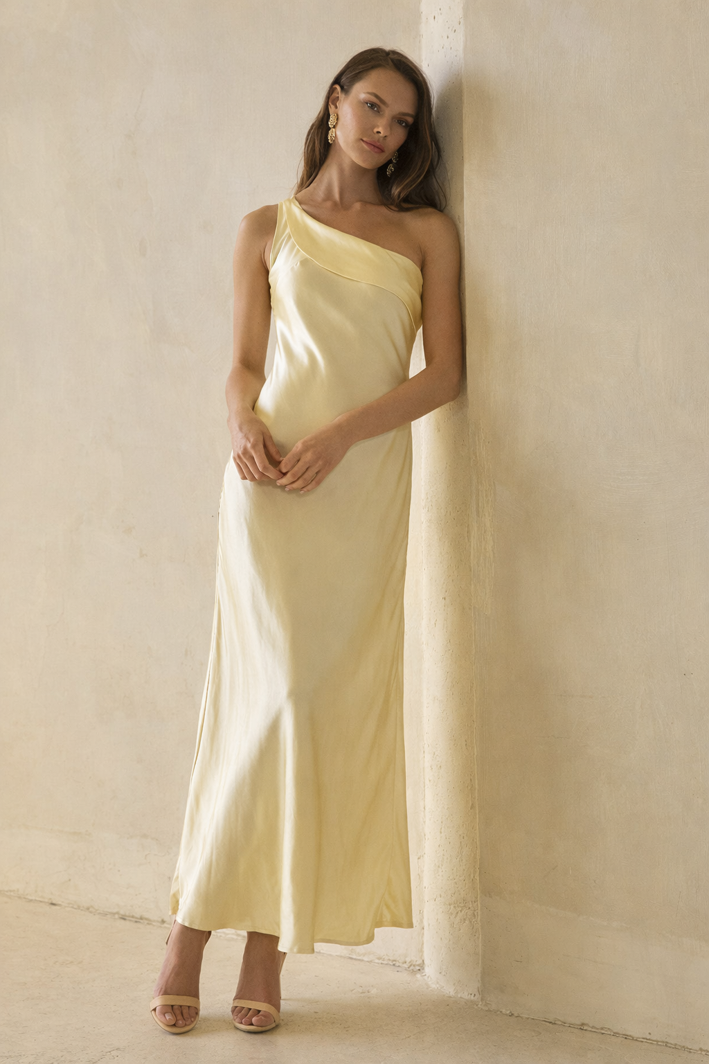Vestido maxi satinado de un hombro