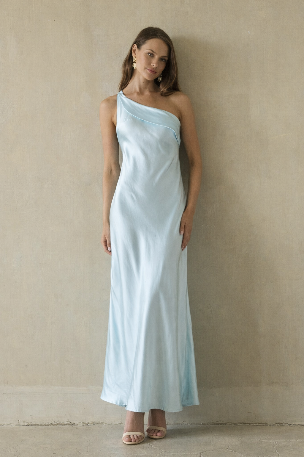 Vestido maxi satinado de un hombro
