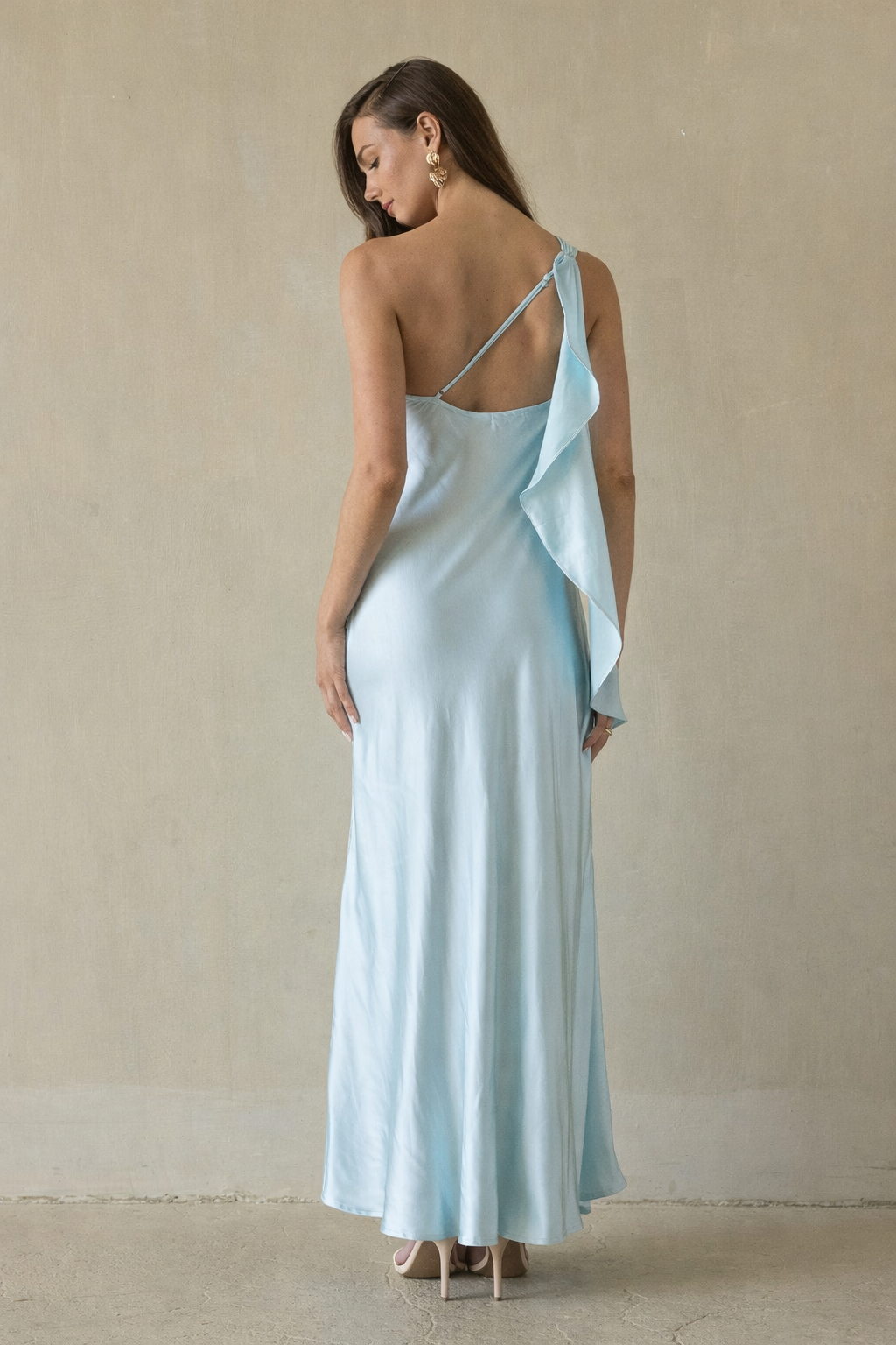 Vestido maxi satinado de un hombro