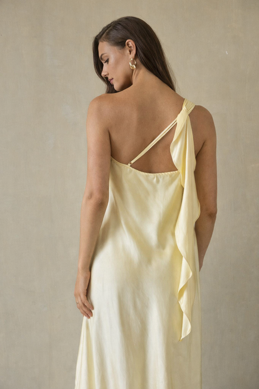 Vestido maxi satinado de un hombro