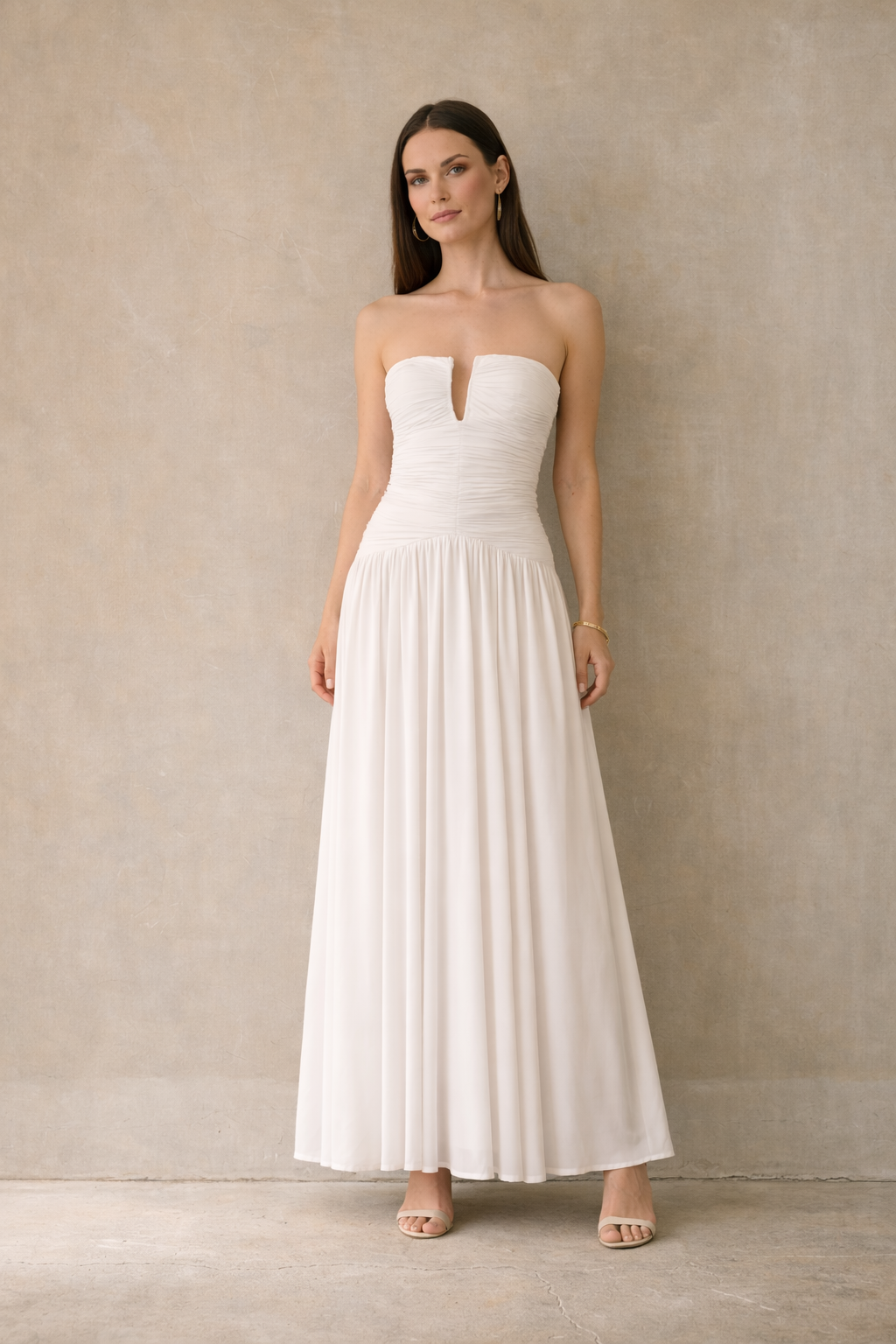 Vestido Midi Strapless Fruncido – Silueta Elegante