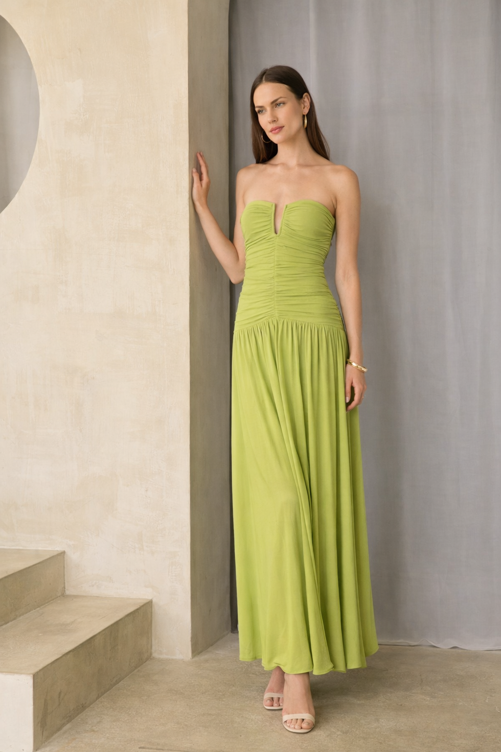 Vestido Midi Strapless Fruncido – Silueta Elegante