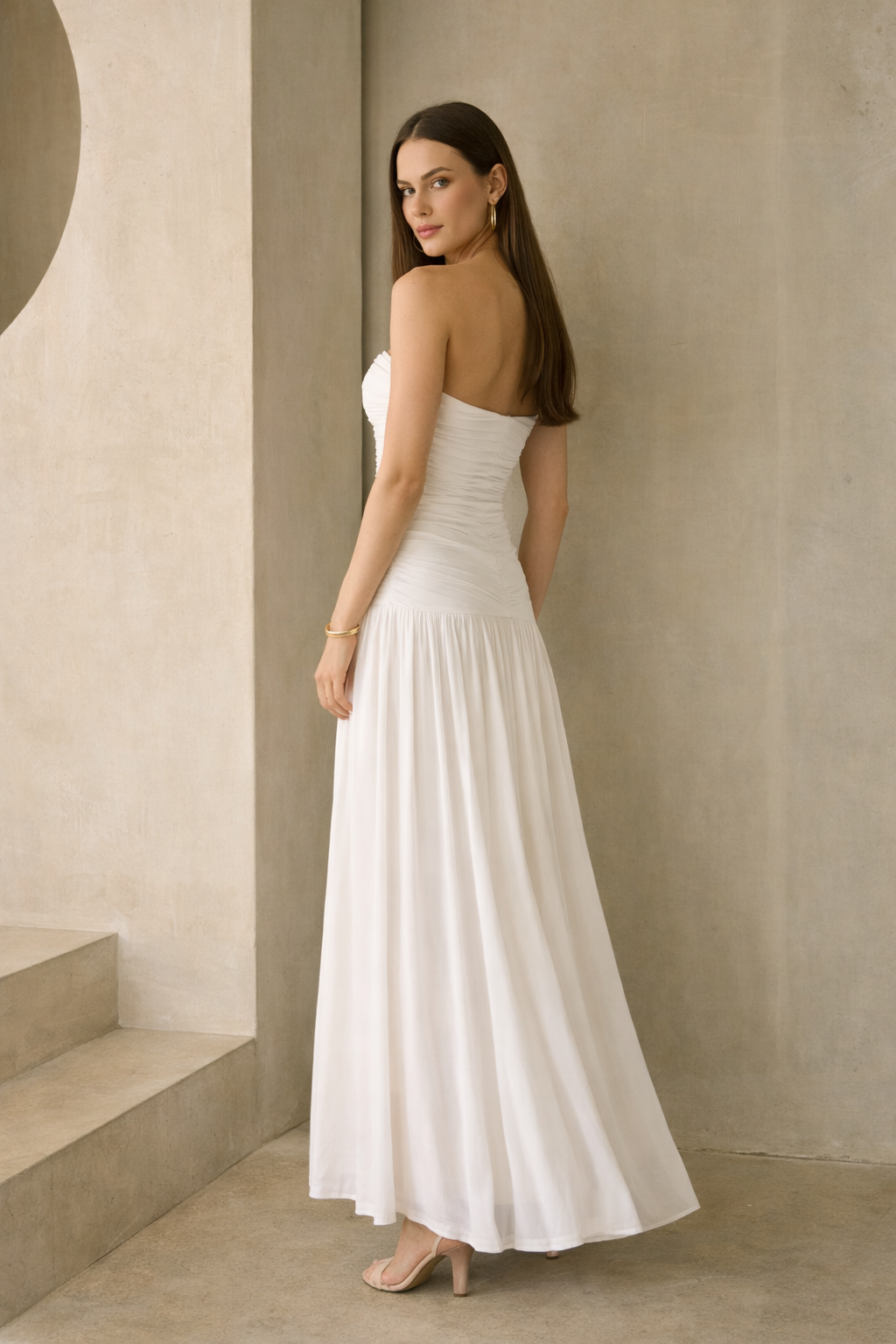 Vestido Midi Strapless Fruncido – Silueta Elegante